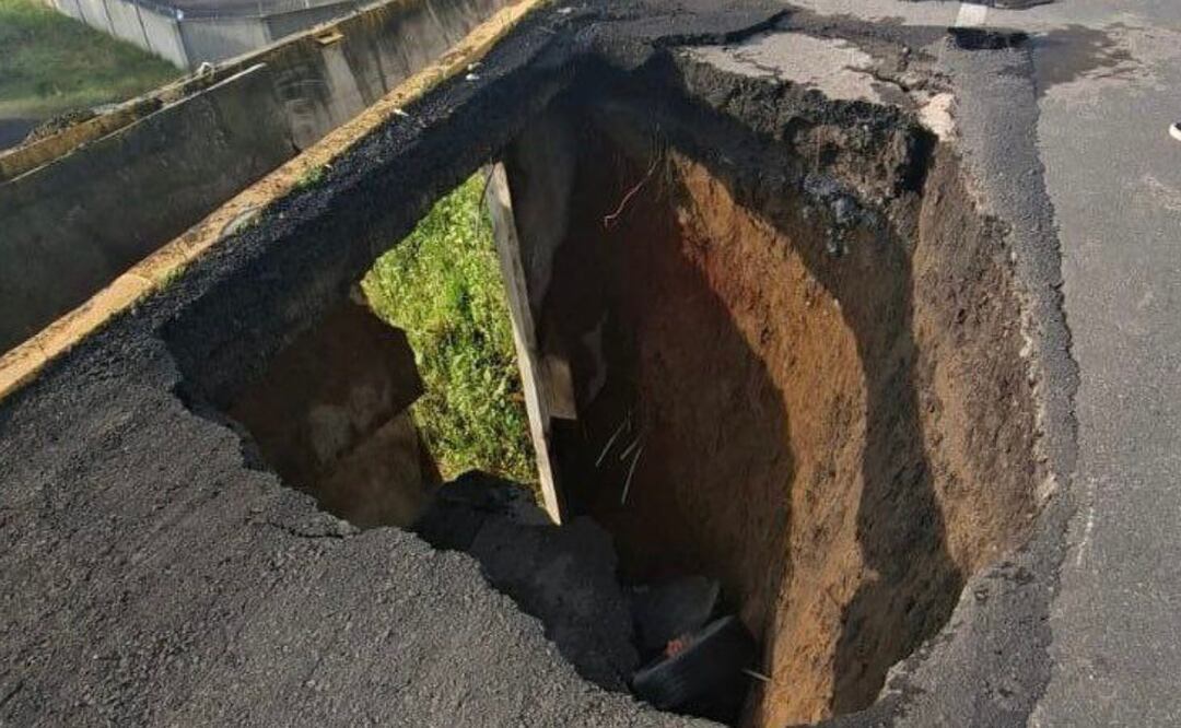 Este socavón se formó en el bulevar que va al Aeropuerto Internacional de Puebla | Foto: RRSS