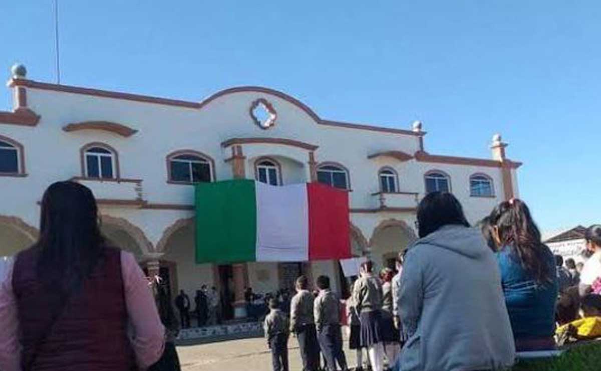 El 24 de febrero del 2022, en Tetela de Ávila Castillo se usó esta Bandera sin Escudo Nacional | Foto: Especial
