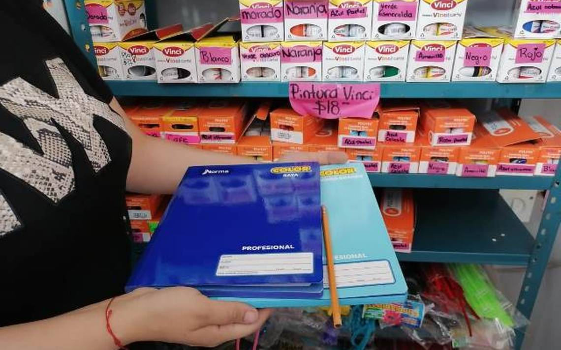 El ciclo escolar 2023-2024 acaba de concluir recientemente y, aunque los niños y adolescentes están empezando a disfrutar de sus vacaciones, muchos padres ya están comenzando a ahorrar para comprar los uniformes y útiles escolares del próximo año. 

Foto: Producción El Universal Puebla