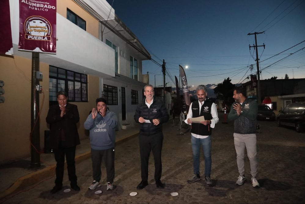 Pepe Chedraui entregó varias calles iluminadas | Foto: Ayuntamiento de Puebla