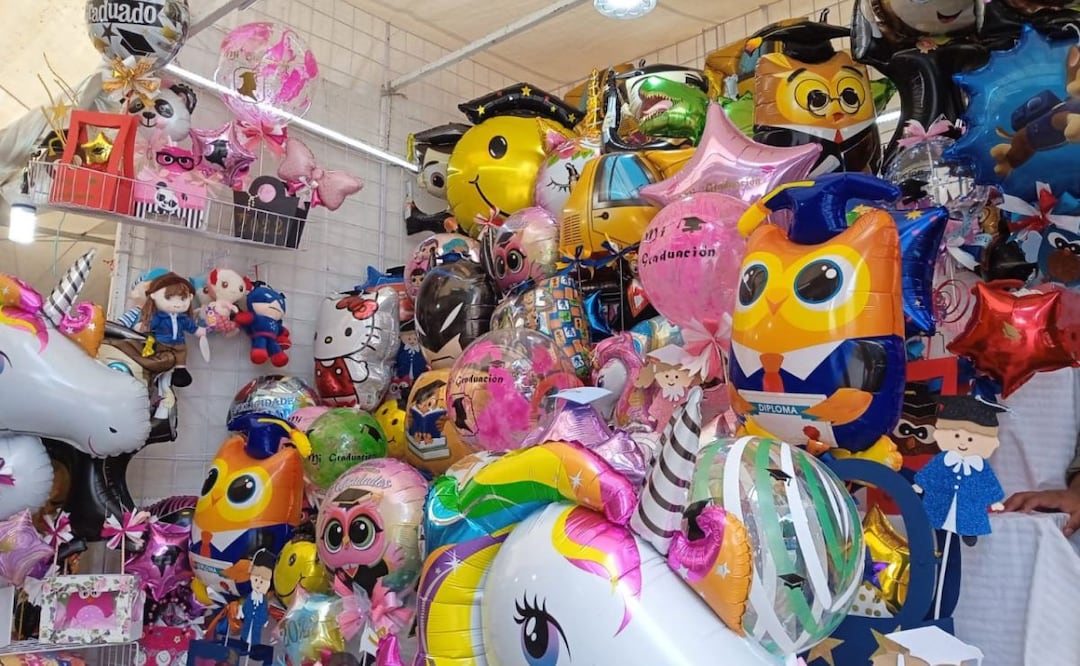 Los arreglos con globos vinieron a sustituir las tradicionales flores que se acostumbraba regalar a los graduados | Foto: Agencia Es Imagen para El Universal Puebla