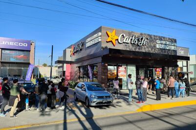 VIDEO. Poblanos abarrotan Carl's Jr. por 2x1 en hamburguesas