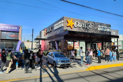 VIDEO. Poblanos abarrotan Carl's Jr. por 2x1 en hamburguesas