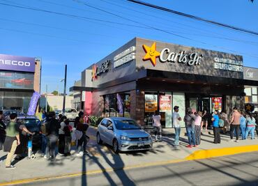 VIDEO. Poblanos abarrotan Carl's Jr. por 2x1 en hamburguesas