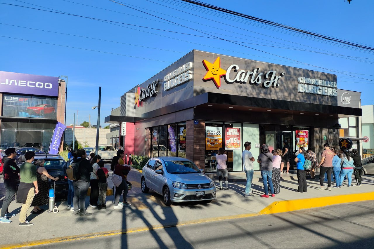 Se observaron largas filas de poblanos afuera de Carl's Jr. | Foto: EsImagen