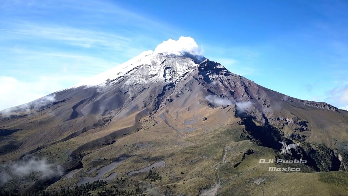 VIDEO Un paseo por las nubes. Así se siente volar sobre el Popocatépetl