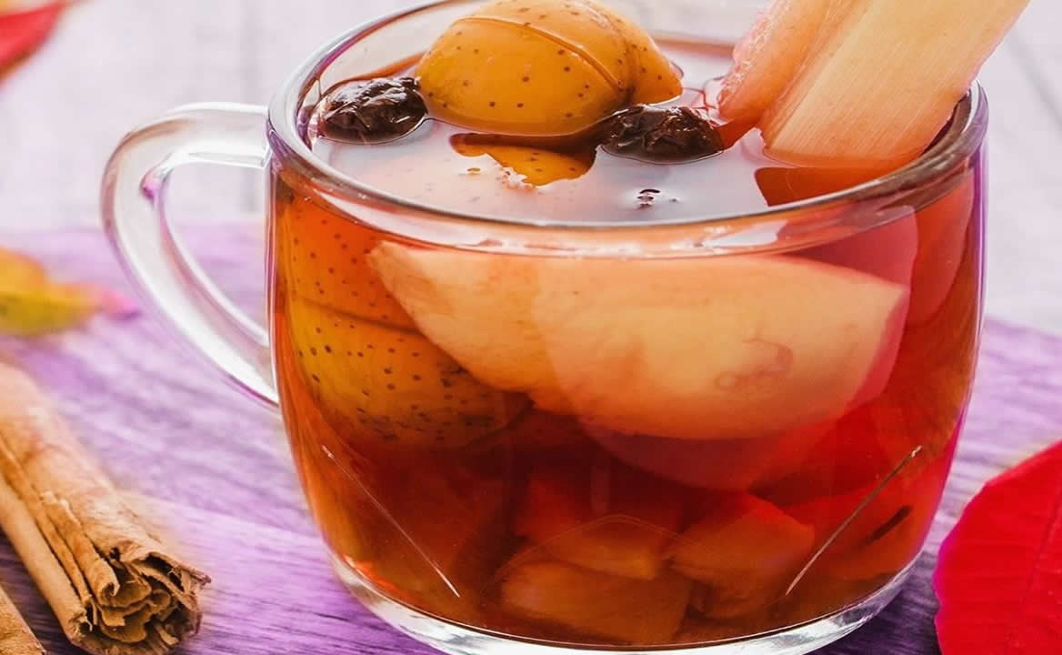 El ponche de frutas tradicional se prepara con ingredientes de temporada. Foto: EL UNIVERSAL