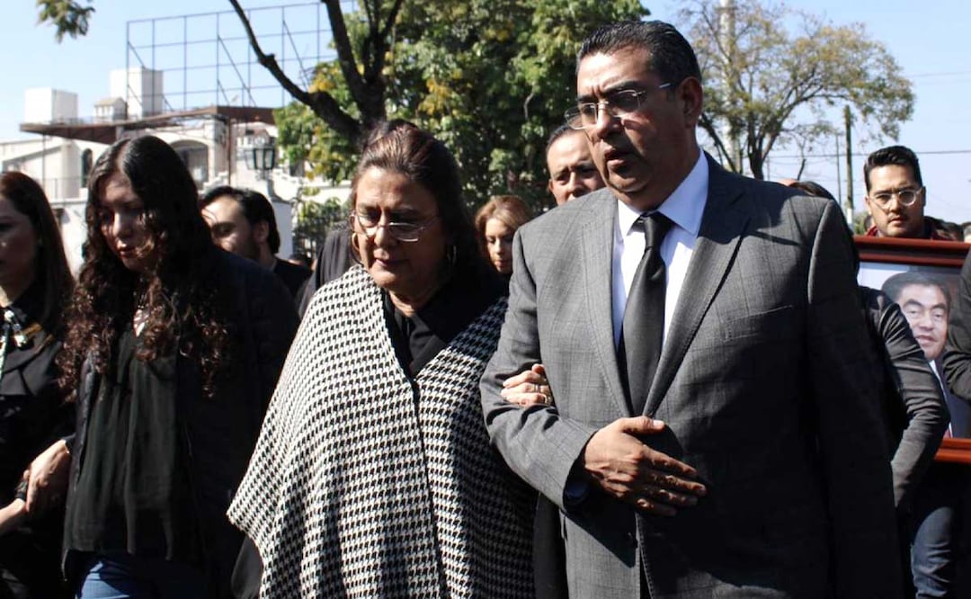 Rosario Orozco, esposa de Miguel Barbosa, apoyó la designación de Sergio Salomón Céspedes como gobernador sustituto de Puebla | Foto: Agencia Es Imagen para El Universal Puebla