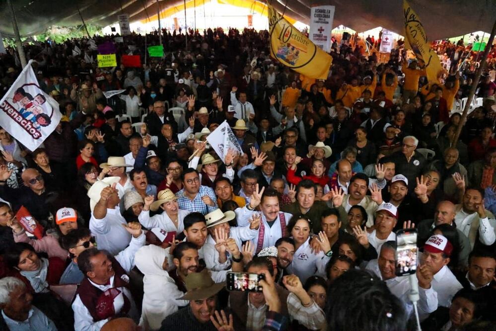 Nacho Mier estuvo con los pobladores de Zacatlán | Foto: Especial