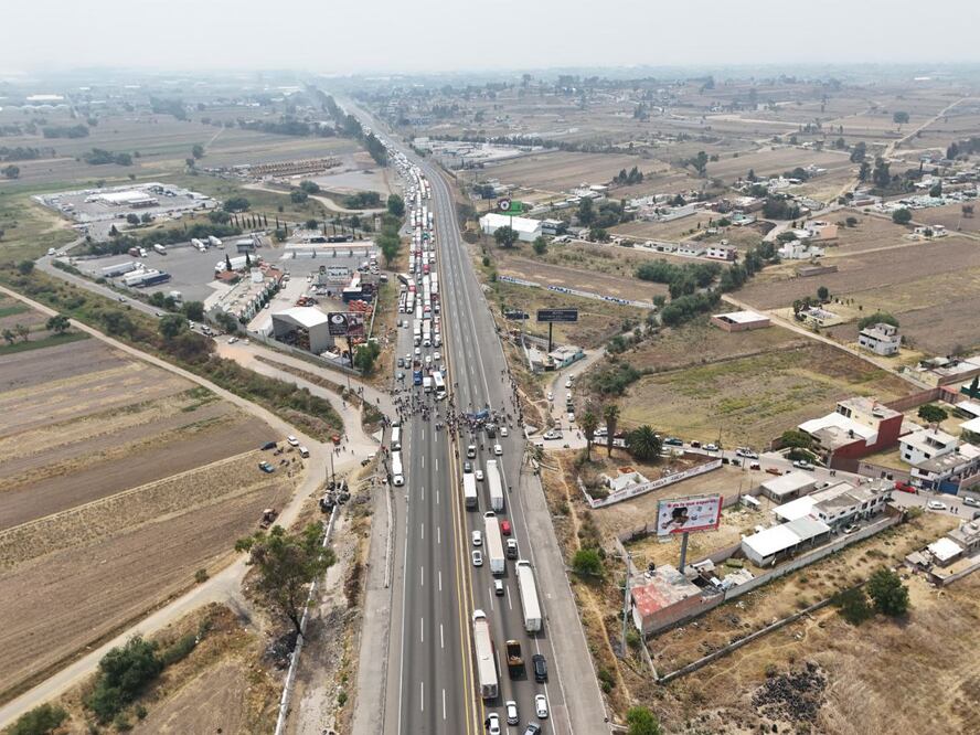 Si encuentras un bloqueo en la autopista México-Puebla puedes desviarte a un centro comercial | Foto: EsImagen