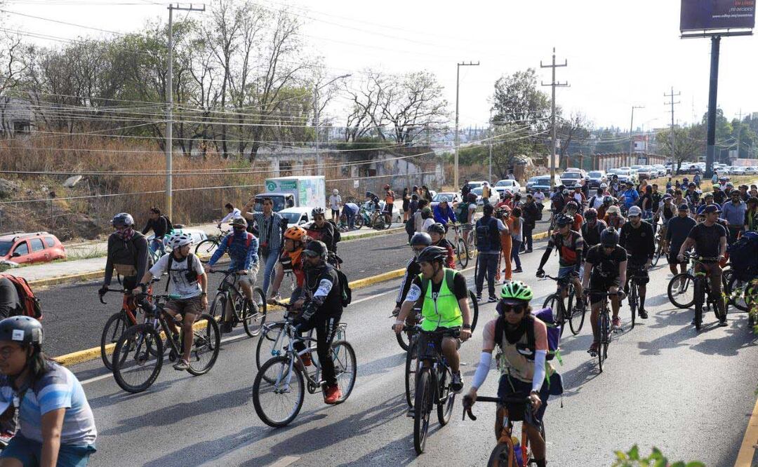 Ciclistas protestaron en la Recta a Cholula para exigir más seguridad | foto: agencia Es Imagen para El Universal Puebla