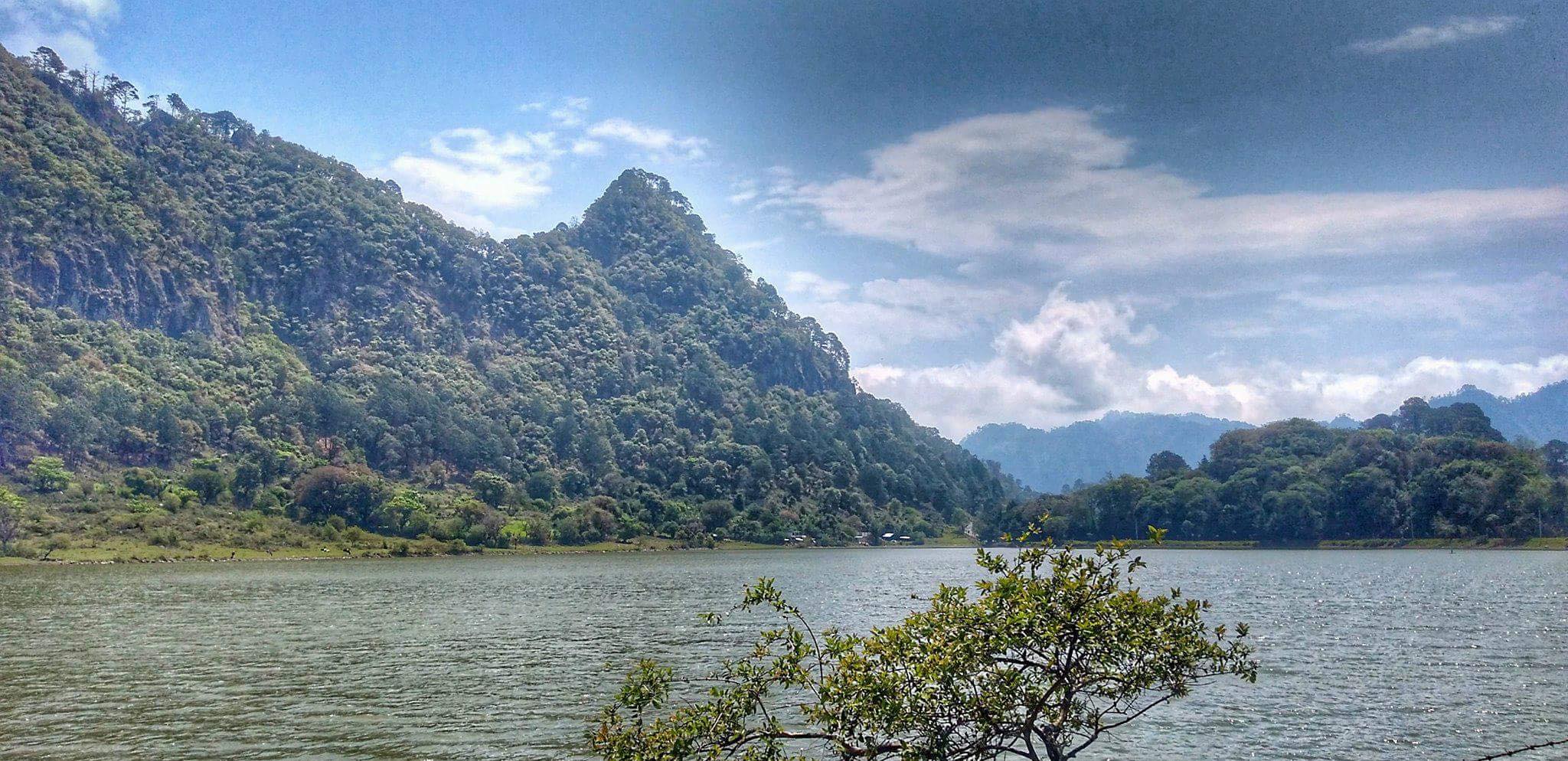 Las Siete Esmeraldas Volcánicas son un conjunto de lagunas formadas en el interior de cráteres volcánicos.Foto especial