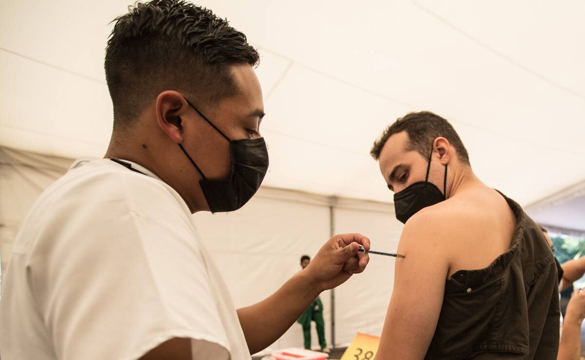 Personas de 30 a 39 años de Cuajimalpa son vacunadas contra Covid-19 en el Campo Marte. Foto: Germán Espinosa/ EL UNIVERSAL.