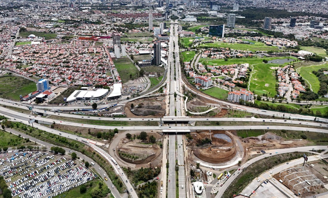 En las incorporaciones del distribuidor Periférico-Atlixcáyotl hay un límite de velocidad por la obra | Foto: EsImagen