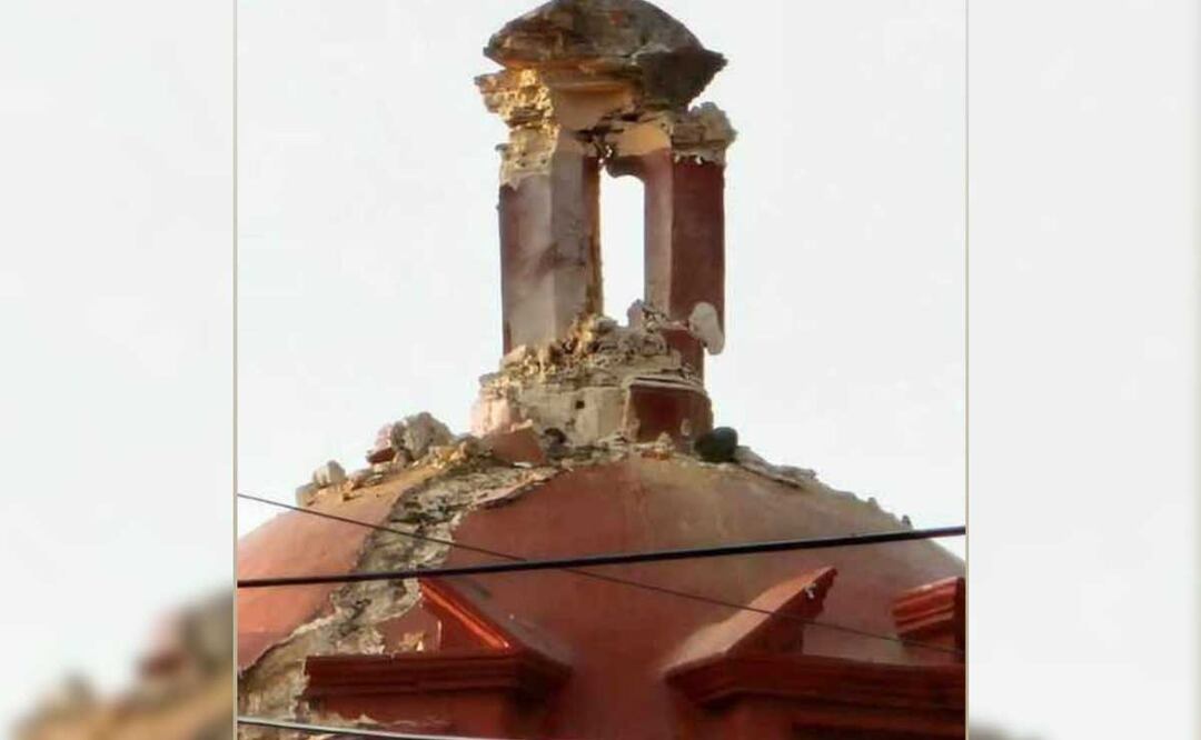 La cúpula del Ex Convento Franciscano de Zacatlán fue impactada por un rayo durante una tormenta | Facebook Hola Zacatlán