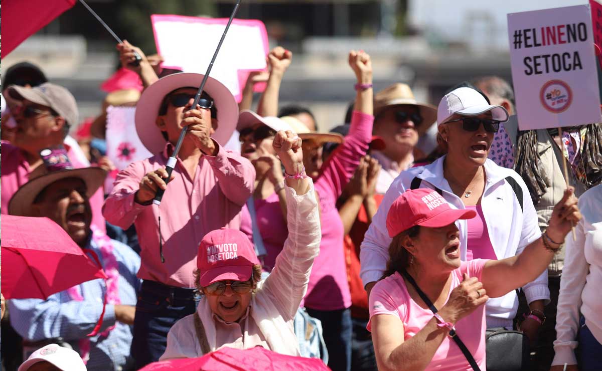 Con la consigna #ElIneNoSeToca en Puebla se llevó a cabo una protesta en el zócalo de la capital | Foto: agencia Es Imagen para El Universal Puebla