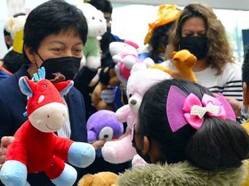 BUAP entrega peluches a niños en colonias de Puebla