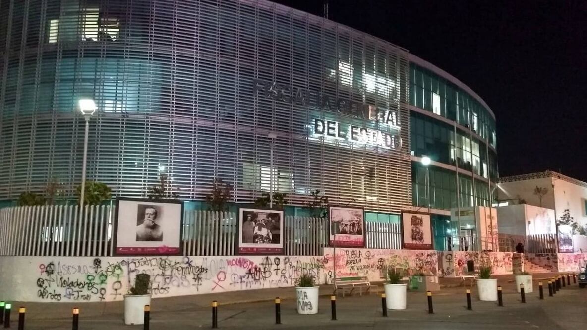 8M: Mujeres se manifiestan en Fiscalía de Puebla