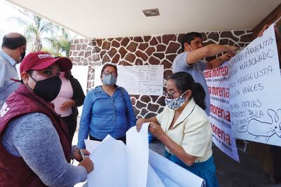 Morenistas inconformes por candidaturas ‘clausuran’ sede del partido en Puebla