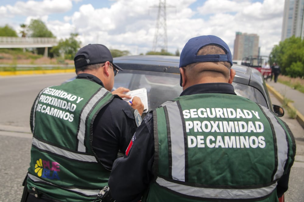 La Policía Ambiental porta un chaleco verde y es la única que puede hacer operativos de verificación vehicular | EsImagen para El Universal Puebla