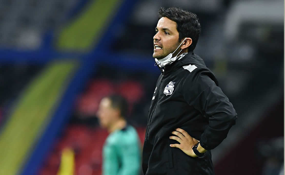 Club Puebla y Liga MX rechazan acusaciones por situación migratoria de Larcamón