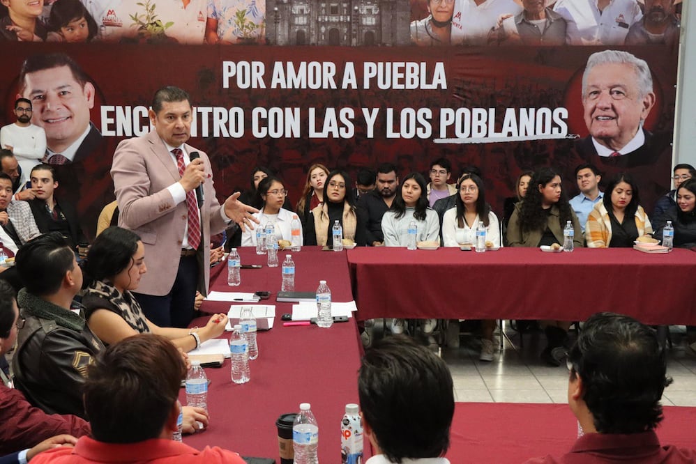 Alejandro Armenta habló con los jóvenes sobre el movimiento de la 4T | Foto: Especial