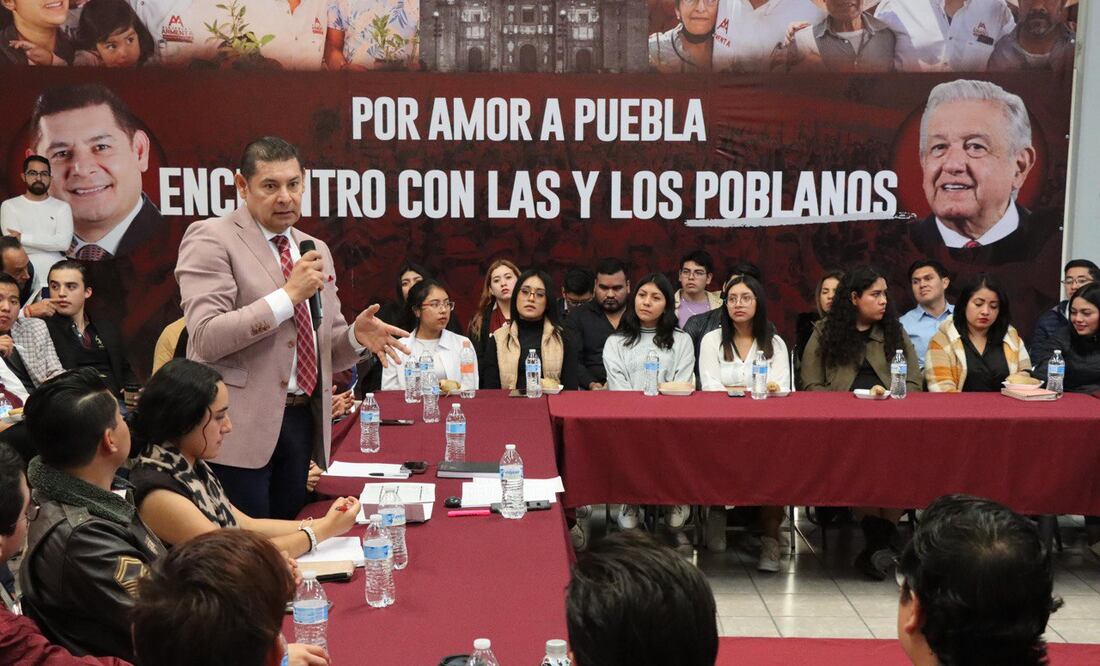 Alejandro Armenta habló con los jóvenes sobre el movimiento de la 4T | Foto: Especial