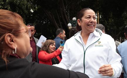 Laura Artemisa entrega pensiones a personas con discapacidad en Puebla 