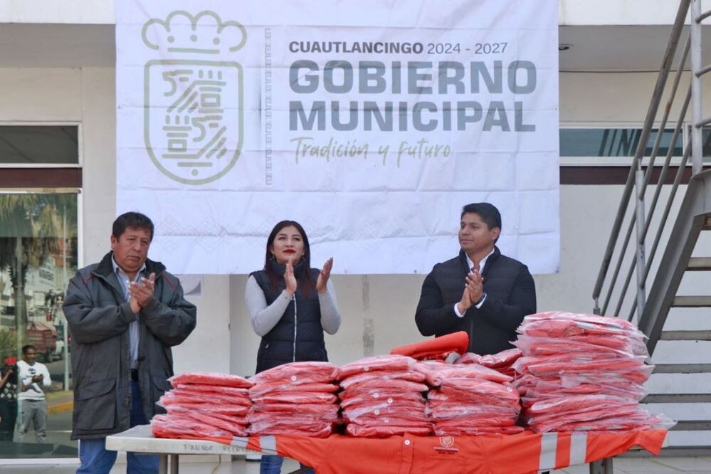 Omar Muñoz entregó uniformes al personal de limpia de Parques y Jardines / Foto: Especial