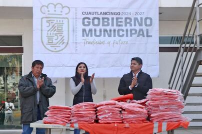 Omar Muñoz entrega uniformes a personal de parques y jardines