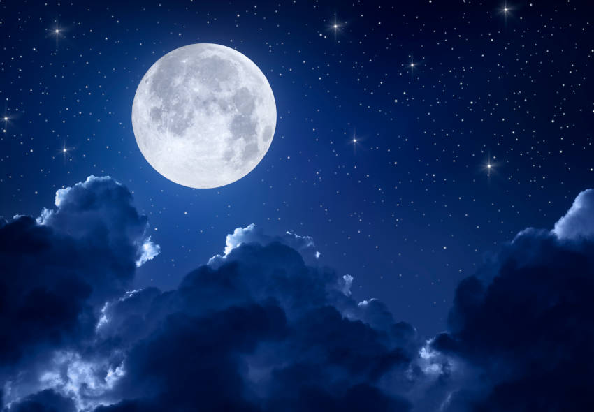 Durante cada mes lunar, nuestro satélite natural completa una órbita alrededor de la Tierra, lo que resulta en cambios en la porción iluminada de su superficie que es visible desde nuestro planeta.

Foto: Producción El Universal Puebla