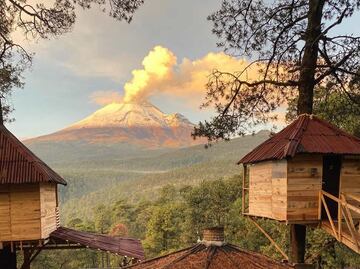 Cómo es hospedarse en Aldea Pachamama, las casitas del árbol frente al Popocatépetl