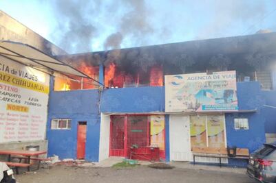 Registran aparatoso incendio a espaldas del Hotel Kapu; no hay lesionados