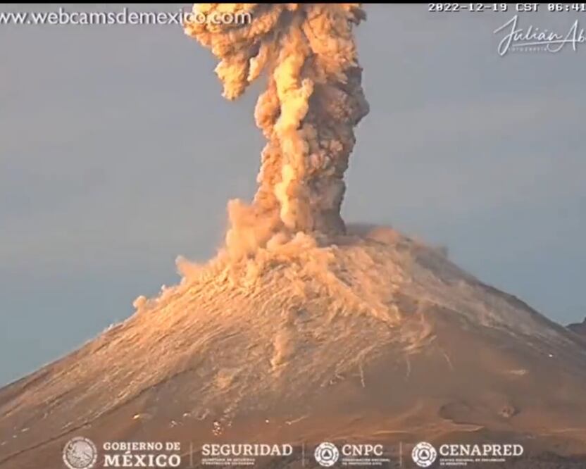 En las primeras horas del lunes 19 de diciembre de 2022, se registraron varias explosiones del volcán Popocatépetl | Foto: CENAPRED