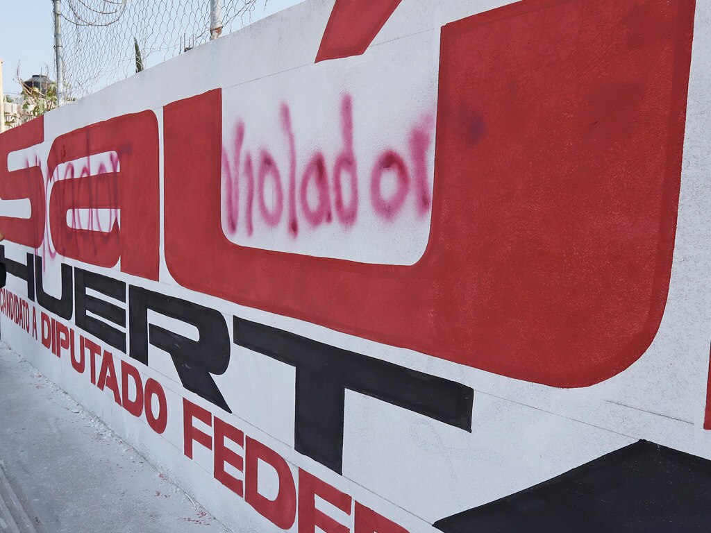 “Violador” le escriben a Saúl Huerta en bardas con propaganda electoral