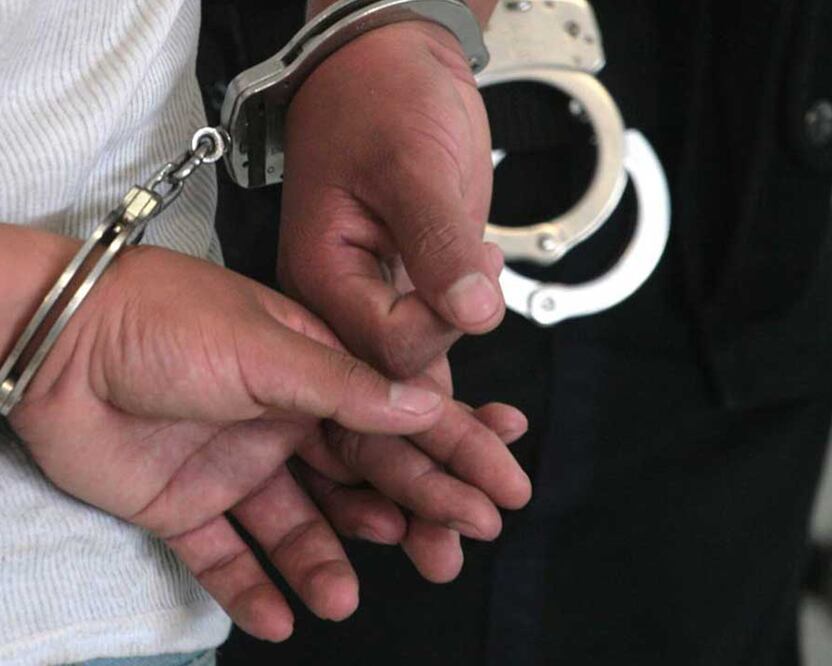 Policías municipales arrestaron a un hombre que vecinos tenían detenido sobre la calle Hidalgo B | Foto: Agencia Es Imagen para El Universal Puebla