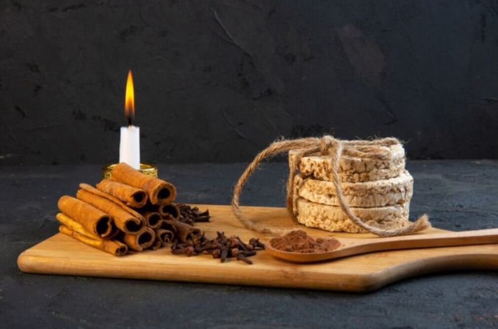 Uno de los rituales más conocidos y efectivos para abrir caminos es el que se realiza el primer día de cada mes, utilizando canela para atraer prosperidad a nuestro hogar.
Foto: Producción El Universal Puebla