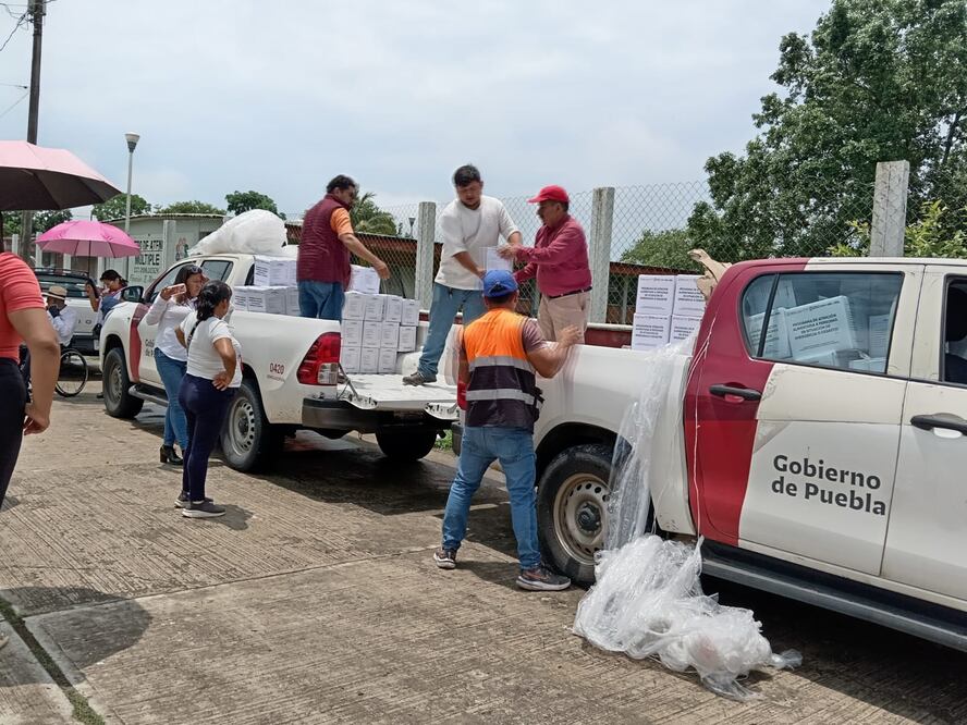 Entregan apoyos alimentarios en comunidades afectadas por el desbordamiento del río Pantepec | Foto: SEDIF.