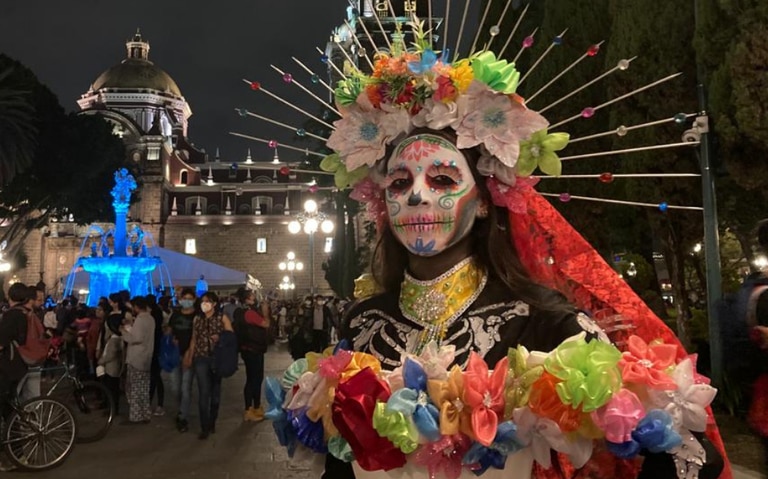 Como cada año, el Ayuntamiento de la capital poblana se dedica a embellecer el primer cuadro de la ciudad con diversos adornos que simbolizan la vida y la muerte, en un esfuerzo por preservar las tradiciones del Día de Muertos. 

Foto: Producción El Universal Puebla