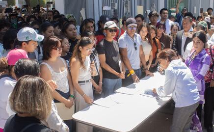 Lilia Cedillo recibe pliego petitorio de paristas de la BUAP