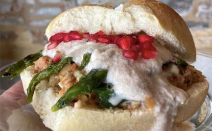 Prueba esta deliciosa torta de chile en nogada, aquí te decimos dónde