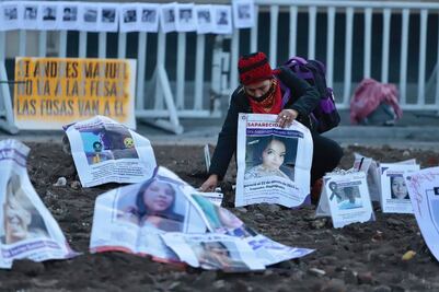 “Fosas” frente a Palacio Nacional son instaladas por colectivos de búsqueda