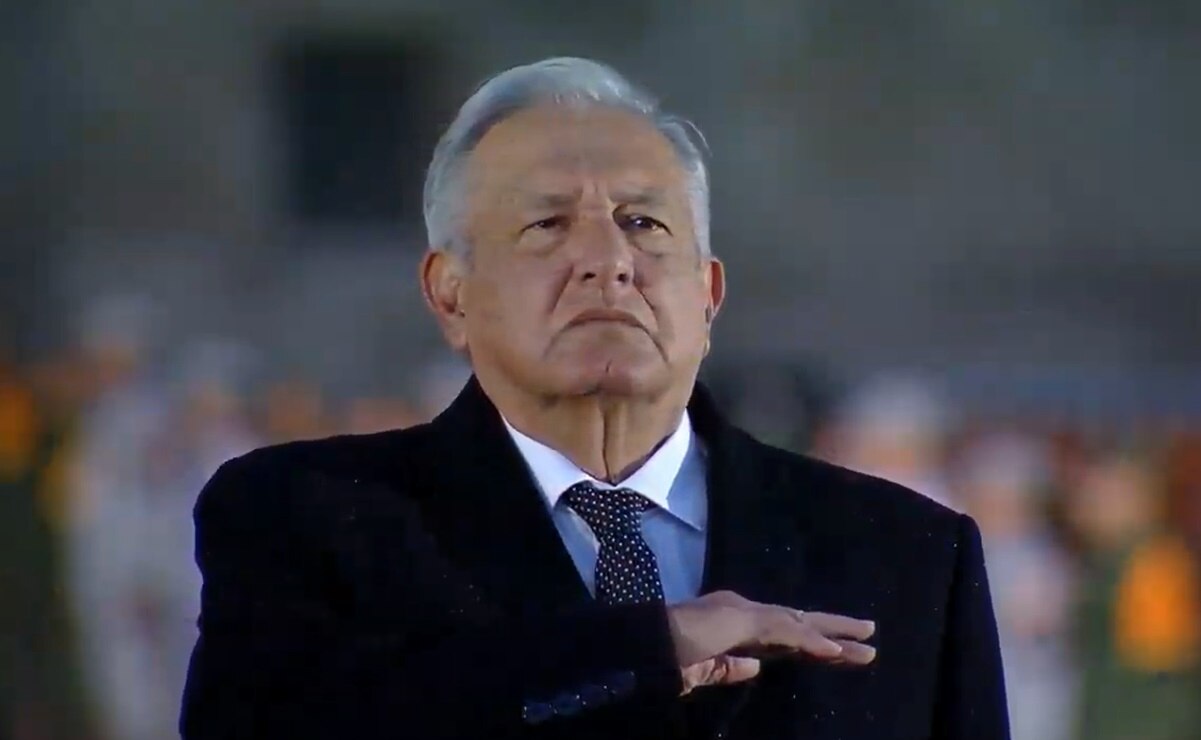 AMLO iza la bandera en memoria de las víctimas de los sismos del 19-S de 1985 y 2017