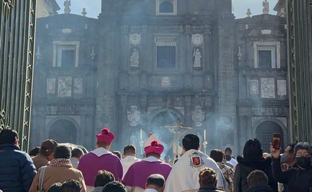El Arzobispo Víctor Sánchez Espinosa abrió la Puerta del Perdón de la Catedral de Puebla I Foto: Arquidiócesis de Puebla