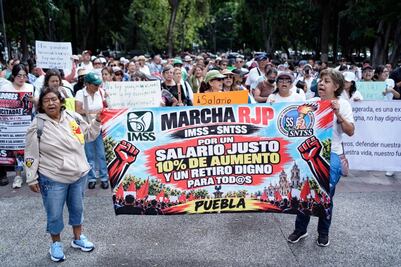 Trabajadores del IMSS protestan por aumento salarial y falta de medicamentos