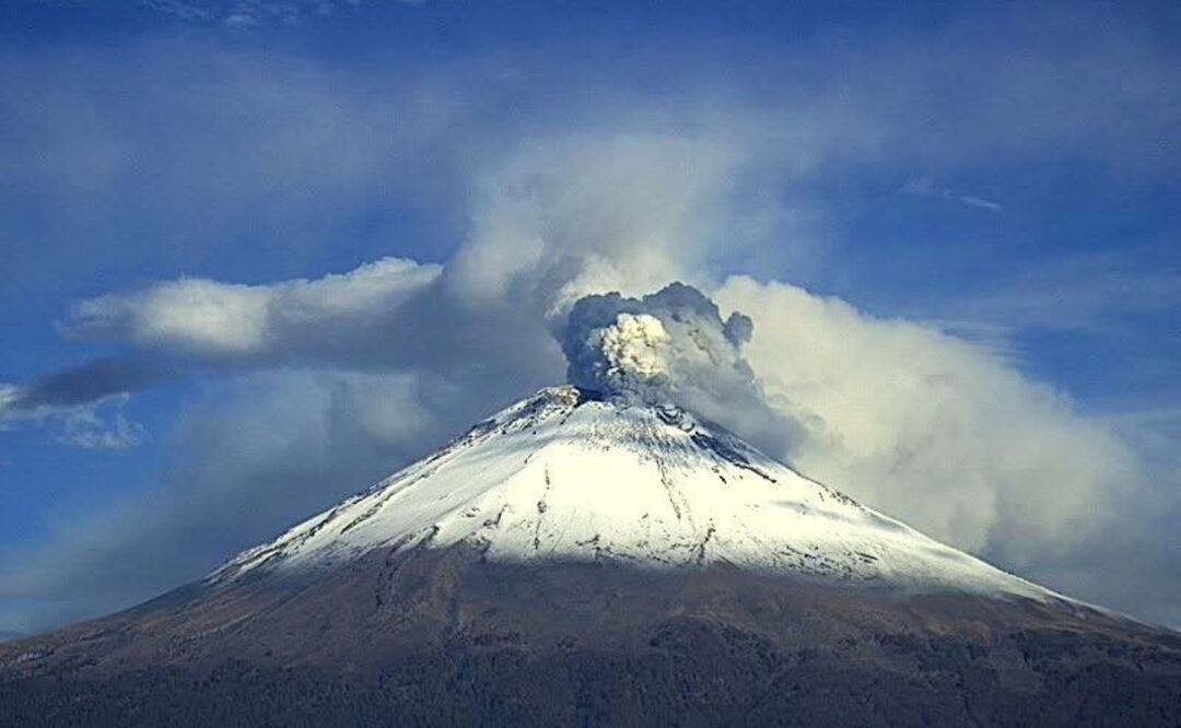 El volcán Popocatépetl está nevado y a su vez presenta exhalación de gases y ceniza | Foto: Twitter Meteorología México