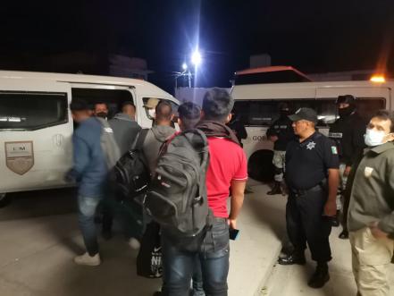 Retienen a 80 migrantes en Acajete, dos son estadounidenses