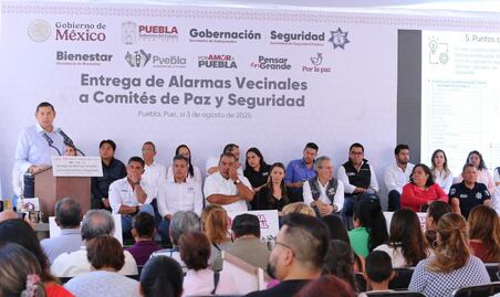 Armenta entrega 100 alarmas vecinales en San Baltazar Campeche