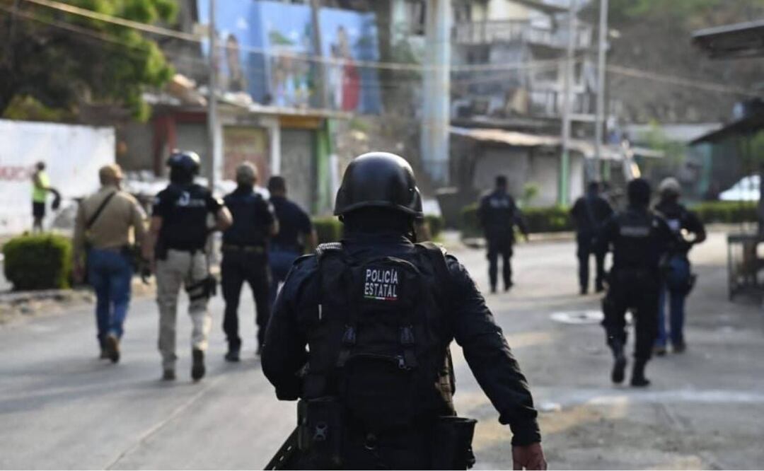 En redes sociales circula el video de varios policías de Texmelucan deteniendo a una embarazada por cometer una presunta falta vial