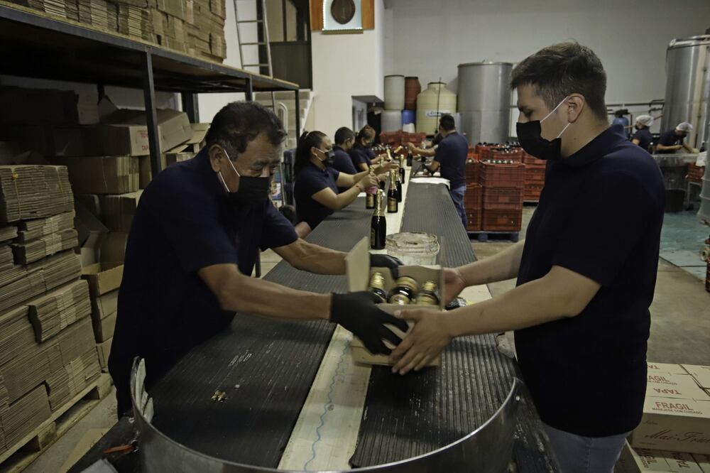 Trabajadores de una planta de sidra en Huejotzingo, Puebla. Foto: Cuartoscuro